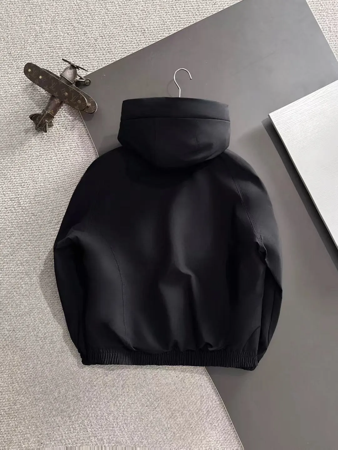 Two-day delivery time P960 Big Goose 🔥🔥 High-end customization 2025 winter official website's latest popular down jacket. Original custom-made hardware accessories for customers, all imported and original customization. Welcome to compare at the counter. Absolutely high quality. Use top-grade 90 white goose down. Super soft. Filled with fluffy and full feathers. Super heavy work. Fabric workmanship is excellent. The version is super perfect. Note⚠The fabric is super comfortable. Exclusive model. High-end quality. A must-have warm and protective artifact in winter. Size: M-3XL